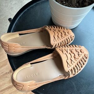 Like new Nisolo Huarache Almond